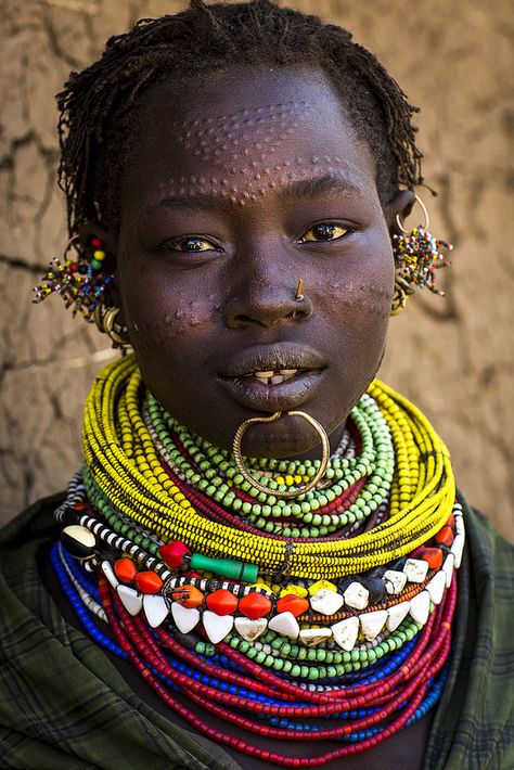 Topossa woman in Kangate, Ethiopia. (Facial scarification, piercings, and layers of neck beads). Cultural Portraits, Afro Futurism, African Life, Eric Lafforgue, Native Dress, Afrikaanse Kunst, South Sudan, African People, African Baskets