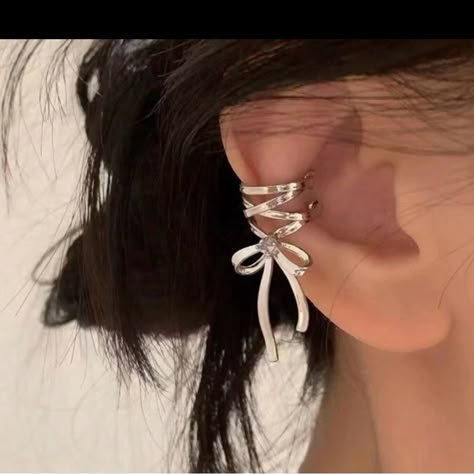 Nwt Silver Bow Earring Cuffs Unique Prom Accessories, Jewelry Accessories Aesthetic Silver, Silver Bow Jewelry, Bow Earrings Silver, Silver Bow Earrings, Fake Earrings Cuff, Silver Jewelry Prom, Aunt Outfits, Winter Accessories Jewelry