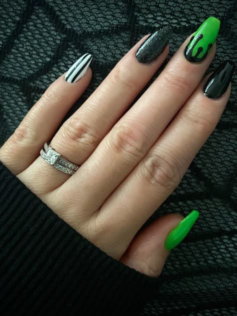 Bright Green Halloween Nails, Ghostbusters Nails Halloween, Halloween Nail Designs Green And Black, Neon Green Nails Halloween, Cute Simple Nails Halloween, Green Halloween Nails Short, Green Black Halloween Nails, Black Green Halloween Nails, Black And Neon Green Halloween Nails