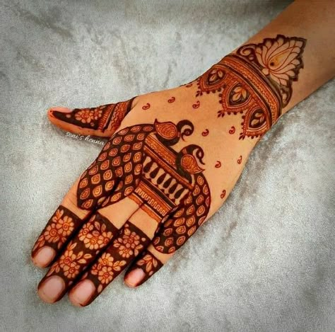 Mehdi Degine Karwachauth, Mehdi Degine Peacock, Minimal Rangoli Designs, Mehdi Degine 2024, Sawan Mehendi Designs, Mehndi Designs Peacock, Mehndi Basics, Hand Simple Mehndi Design, Front Hand Simple Mehndi