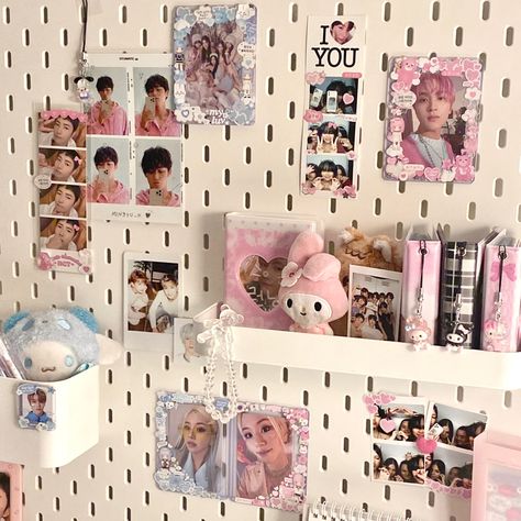 Desk Organization Wall, Peg Board Kpop Aesthetic, Pegboard Desk Aesthetic, Kpop Cork Board Ideas, Kpop Peg Board Ideas, Peg Board Decor, Pegboard Decoration Ideas, Aesthetic Pegboard Ideas, K Pop Peg Board