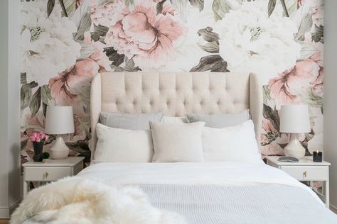 White Flower Wallpaper, Girl Nursery Wallpaper, Floral Wallpaper Bedroom, Girls Room Wallpaper, Stylish Bedroom Design, Vintage Floral Wallpapers, Peony Wallpaper, Casa Vintage, Small Bedroom Decor