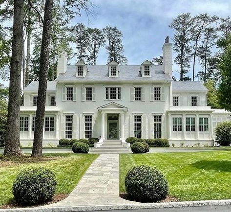 Amy | Havensent (@_havensent_) • Instagram photos and videos Cozy Home Exterior, White Mansion, Preppy House, Southern Mansions, Backyard House, French Style Homes, Atlanta Homes, Green Door, Hamptons House