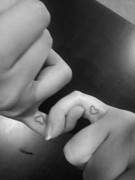 Pinky Promise Tattoo Matching, Pinky Promise Friends, Pinky Tattoo Ideas, Pinky Tattoo Best Friend, Bad Matching Tattoos, Best Friend Pinky Tattoo, Pinky Promise Tattoo Friends, Pinkie Promise Tattoo, Pinky Promise Tattoo Couple