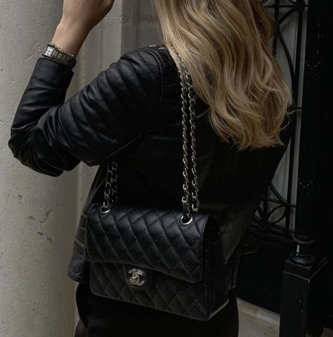 Chanel Bag Outfit, Chanel Bag Classic, Chanel Classic Flap Bag, Street Style Bags, Elegant Outfit Classy, Tas Fashion, Chanel Flap Bag, Classic Flap Bag, Populaire Outfits