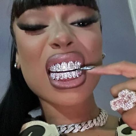 Megan Thee Stallion recently copped some of the craziest grills I’ve ever seen from Johnny Dang. Personally I think these are a bit excessive but I rate the quality and craftsmanship. Follow for more @thejewelleryconversation Grillz Teeth, La Fam, Diamond Grillz, Gold Grill, Rap Music Quotes, Music Note Tattoo, Grills Teeth, Tooth Gem, Brain Freeze