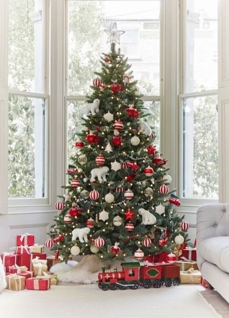 Christmas Tree Inspo, Red And Gold Christmas Tree, Christmas Tree Decorating Themes, Traditional Christmas Decorations, Illustration Noel, Gold Christmas Decorations, Traditional Christmas Tree, Christmas Tree Inspiration, Cool Christmas Trees