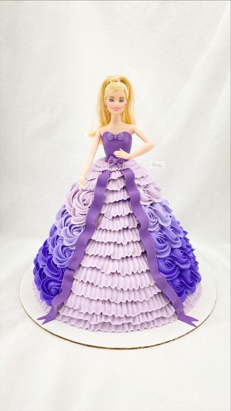 Watch and listen to my video tutorial detailing how to create Barbie princess doll dress cakes. These are so much fun to customize! #cake #barbie #barbiecakes #dollcake #cakeideas #cakedecoratingtips #baking #princess #birthdaycakeideas Princess Dress Cake, Barbie Cake Designs, Barbie Dress Cake, Doll Cake Designs, Cake Barbie, Princess Doll Cake, Barbie Doll Birthday Cake, Bolo Rapunzel, Barbie Doll Cake