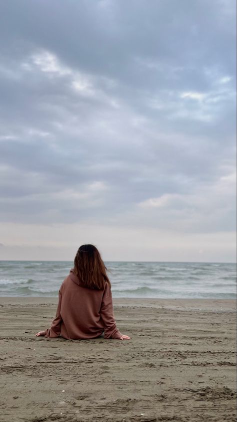 Sea Aesthetic Photos, Ocean Aesthetic Photos, Beach Woman Aesthetic, Beach Photography Ideas Instagram, Instagram Beach Photo Inspiration, Beach Fotos Ideas Inspiration, Cold Beach Photoshoot, Modest Beach Pictures, Cloudy Beach Photoshoot