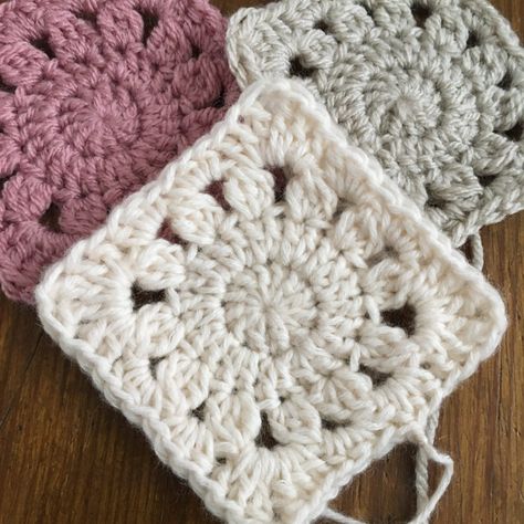 Dainty Daisy Granny Square Pattern, Granny Square With Two Colors, Granny Square One Color Pattern, 4 Inch Crochet Squares, One Colour Granny Square Pattern, Small Granny Square Tutorial, Simple Granny Squares Crochet, One Color Granny Square Crochet Pattern, Crochet Granny Square One Color