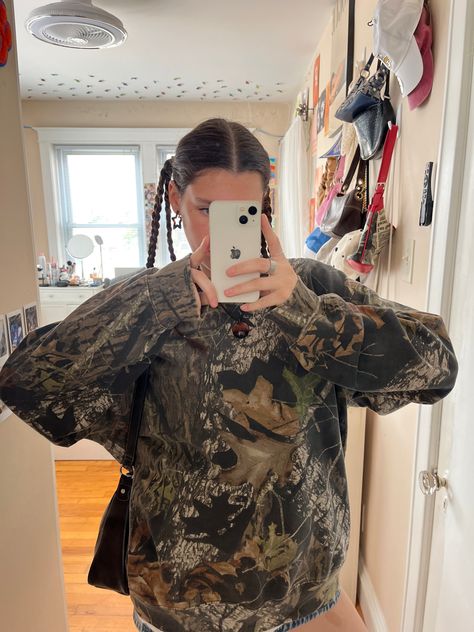 Camo Sweatshirt Outfit, Camo Shirt Outfit, Camo Hoodie Outfit, Camo Aesthetic, Aesthetic Long Sleeve, Camo Crewneck, Crewneck Aesthetic, Camo Sweatshirt, Camo Outfits