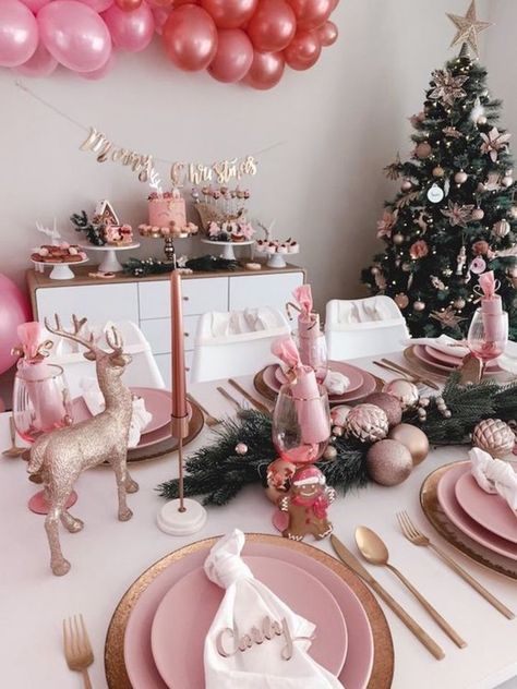 A todo color Blush Pink Christmas Table Setting, Pink And Gold Christmas Table Decor, Pink Friendsmas Party Ideas, Christmas Baby Shower Table Decor, Pink Christmas Party Decorations, Pink Christmas Party Ideas, Pink Christmas Birthday Party, Pinkmas Party, Christmas Pink Decorations