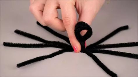 Spiders Out Of Pipe Cleaners, Pipe Cleaner Spiders Diy, Halloween Craft Pipe Cleaners, Pipe Cleaner Halloween Crafts For Kids, Halloween Craft With Pipe Cleaners, Pipe Cleaner Spiders For Kids, Spider Pipe Cleaner Craft, Pipe Cleaner Crafts For Kids Halloween, Halloween Crafts With Pipe Cleaners