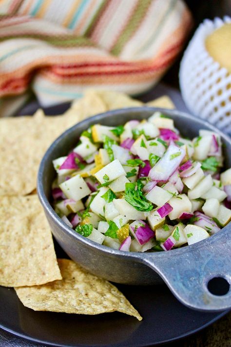 Pear Salsa Pear Salsa, Asian Pears, Salsa Sauce, Salsa Ingredients, Fruit Salsa, Homemade Salsa, Food And Recipes, Fresh Mint Leaves, Appetizer Salads