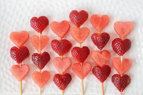 Keto Valentines Day, Keto Valentines, Valentines Snacks, Fest Mad, Kreative Snacks, Decorações Com Comidas, Fruit Skewers, Fruit Kabobs, Romantic Meals