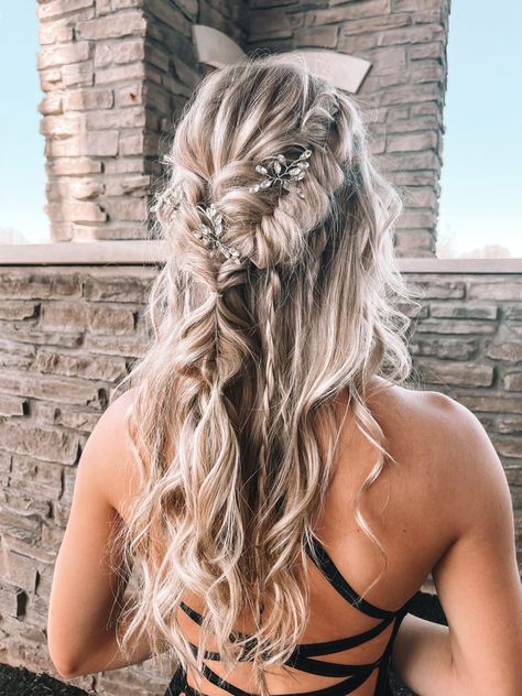 Prom Hairstyles Half Up Half Down 2023, Hoco Hair Ideas Extensions, Prom Hair 2023 Half Up Half Down, Home Coming Hair Hairstyles, Half Up Half Down Wedding Hair Boho, Boho Bridal Hair Half Up, Prom Hair 2023, Boho Half Up Half Down Hairstyles, Sky Blue Hair Dye