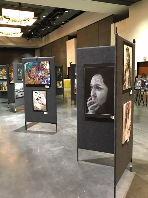 2017 TAEA conference in Galveston #propanels Unique Art Display, School Exhibition Ideas Display, Student Art Display, Art Display Ideas Exhibitions, Art Exhibition Aesthetic, Photo Exhibition Ideas, Exhibition Display Wall, Gallery Exhibition Design, Art Exhibition Display