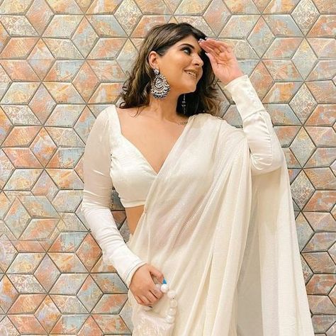 Pearl White Designer Blouse – Dailybuyys Blouse Sabyasachi, Deep Neck Blouse, White Blouse Designs, Full Sleeves Blouse Designs, Wedding Bridesmaid Dress, Sarees For Girls, Saree Wearing Styles, Sari Design, Blouse Designer