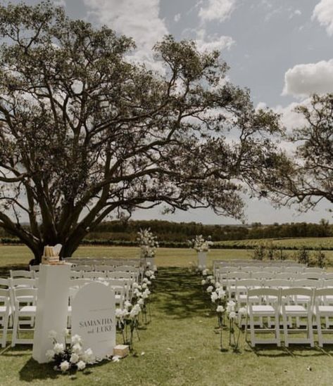 Outdoor Wedding Aisle Ideas Boho, Isle Runners Wedding, Outdoor Ceremony Set Up, Wedding Simple Aesthetic, Wedding Alter Florals, Ceremony Walkway, Garden Party Wedding Aisle, Simple Timeless Wedding, Wedding Ceremony Chapel