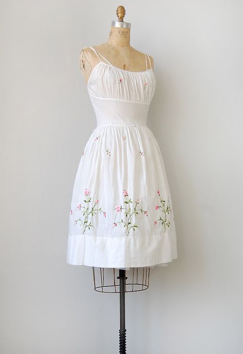 Vintage Spring Dresses, Casual Vintage Dress, Retro Summer Dress, 1950s Dresses Vintage, Vintage Sundress, Vintage 50s Dress, Mode Retro, Robes Vintage, Vintage Dresses 50s