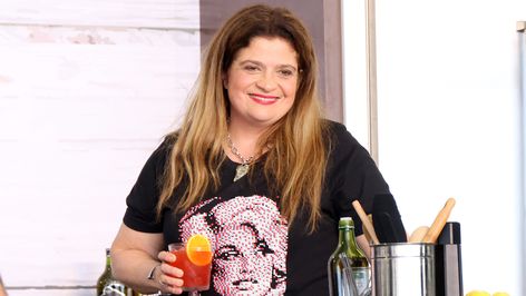 Alex Guarnaschelli's 3-2-1-1 Technique For Perfectly Balanced Salad Dressing Every Time - Tasting Table Balanced Salad, Making Salad, Mustard Salad Dressing, Alex Guarnaschelli, Salad Dressing Recipe, Simple Vinaigrette, Vinaigrette Recipes, Vinaigrette Dressing, Red Chili Flakes