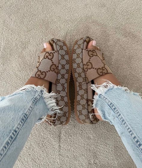 Gucci Platform Sandals, Platform Sandals Outfit, Slides Outfit, Pretty Shoes Sneakers, Populaire Outfits, Sandals Outfit, Girly Shoes, Hype Shoes, Platform Slides