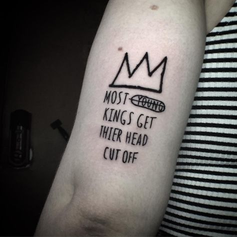 Jean Michel Basquiat Art Tattoo, Basquiat Crown Tattoo, 70s Nyc, Basquiat Tattoo, Pop Art Tattoo, Crown Finger Tattoo, Newyork Lifestyle, Basquiat Crown, Nyc Punk