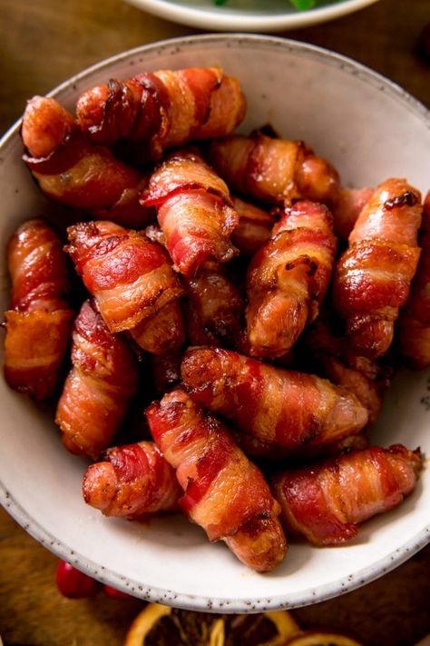 Little sausages wrapped in bacon, with the addition of a little drizzle of honey to make them sticky and even more delicious! Pigs in a blanket make the best accompaniment to that Christmas turkey - we all fight over these tasty little sausages! Be sure to make plenty. If you think 4 each is enough then double it. Even if there are a few left (unlikely) they make great leftovers to nibble on later. #christmassidedish #pigsinablanket Best Pigs In A Blanket Recipe, Christmas Dinner Dishes, Easy Green Bean Recipes, Bacon Wrapped Sausages, Sausage Wrap, Christmas Side Dishes, Christmas Buffet, Christmas Turkey, Classic Appetizers