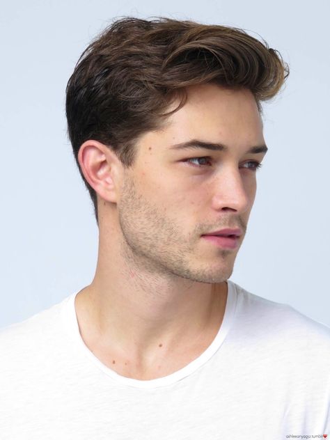 Chico Lachowski, Mens Haircuts Straight Hair, Mens Medium Length Hairstyles, Classic Mens Hairstyles, Classic Haircut, Wavy Hairstyles Medium, Mens Hairstyles Medium, Mens Hairstyles Thick Hair, Wavy Hair Men