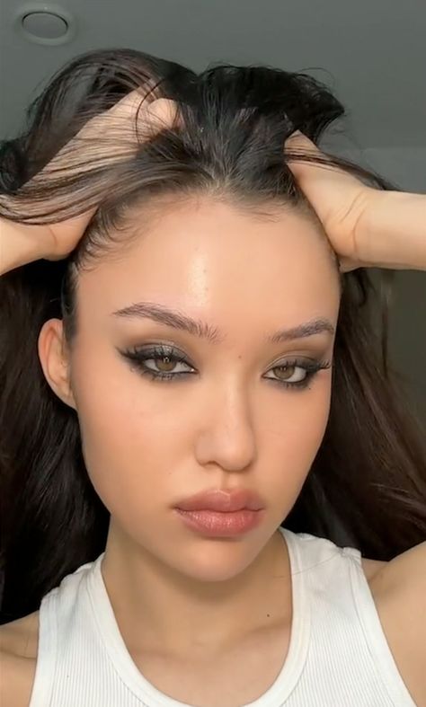 ’90s Grunge Makeup Is Back & It’s Sexier Than Ever Dark Simple Makeup Looks, 90s Shimmer Makeup, Cool Prom Makeup, Quiet Grunge Makeup, 90’s Makeup Grunge, Brat Girl Summer Makeup, Ethereal Grunge Makeup, Rainy Makeup, Black Makeup Eye