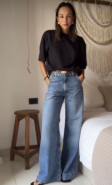 Wide Leg Pants Outfit Going Out, Loose Jeans Women Outfit, Wide Leg Pants Outfit Streetwear, Work Outfits Women Denim, Zara Sailor Jeans Outfit, Front Seam Jeans Outfit, Trendy Outfits Wide Leg Jeans, Wide Leg Jeans Outfit Chic, Casual Dark Jeans Outfit