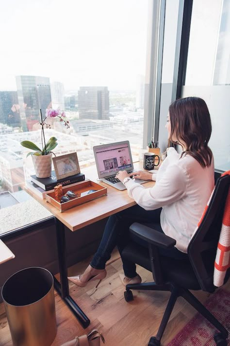 Our WeWork Office Tour! - See how the House of Harper Team spends their day at this amazing workspace! #office #wework #boss Houston Galleria, Office Tour, Work Office Decor, Business Photoshoot, Inspire Me Home Decor, Foto Poses, House Blueprints, Office Interior, Branding Photoshoot