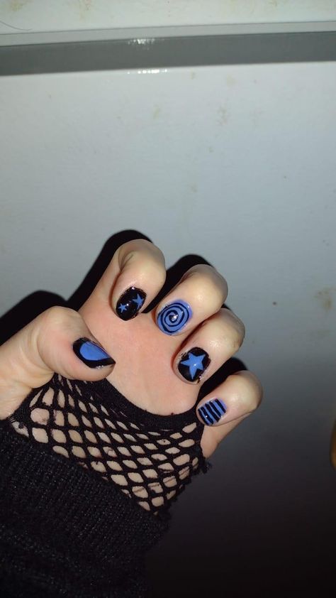 Stars And Swirls Nails, Blue Nails Grunge, Easy Painted Nails, Black And Blue Short Nails, Star And Spiral Nails, Black And Blue Nails Ideas, Blue Emo Nails, Blue Black Nails Design, Blue Grunge Nails