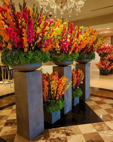 Corporate Flower Arrangements, Floral Centerpiece Ideas, Hotel Flower Arrangements, Mexican Themed Weddings, Hotel Flowers, Tropical Flower Arrangements, Flowers For Mom, Large Floral Arrangements, Tropical Flower Plants