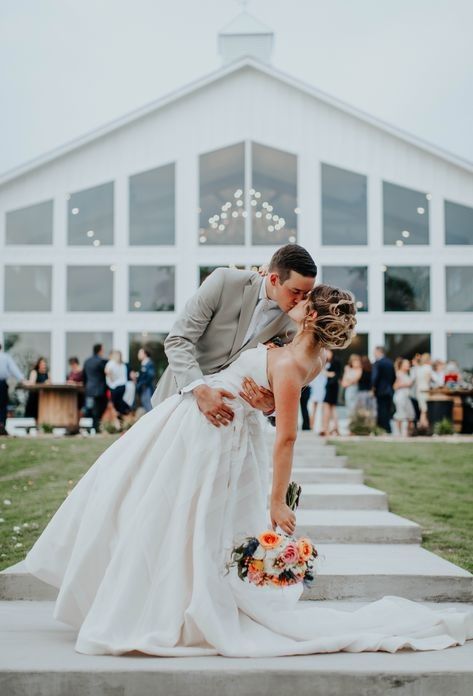 Wedding Dip Kiss, Picture Poses Wedding, Dip Kiss, Wedding Photography Shot List, Bride Groom Poses, Wedding Portrait Poses, Marriage Photos, Bride Groom Photos, Wedding Couple Photos