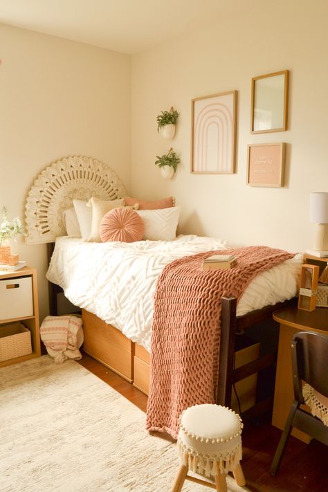 dream dorm room- liberty university Modern Boho Dorm Room, Boho College Bedroom, Clean Girl Dorm Room, Dorm Ideas For Girls College, Pink Boho Dorm Room, Dorm Room Ideas For Girls College, Utk Dorm, College Suite, Neutral Dorm Room Ideas