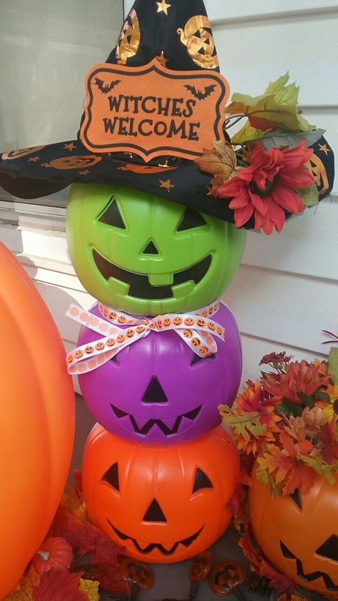 Stack 'o Jack 'o Lanterns. The back of this porch decoration is, with a change of hat and scarf, a snowman. Pumpkin Pails Ideas, Budget Halloween Decorations, Friendly Halloween Decorations, Stackable Pumpkins, Pumpkin Wreath Diy, Pumpkin Pail, Halloween Mesh Wreaths, Halloween Skeleton Decorations, Halloween Outside