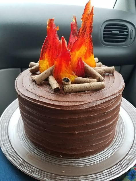 Camp fire cake. With cookie straws and homemade sugar flames Bonfire Cake, Campfire Cake, Fireman Cake, Fire Cake, Camping Cakes, Red Birthday Cakes, Pokemon Cake, Boy Scout, Cake Images