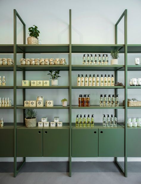 Butik Design, Skincare Shop, Shop Shelving, Retail Store Interior Design, Pharmacy Design, Retail Store Interior, Retail Shelving, Salon Interior Design, Cosmetic Shop