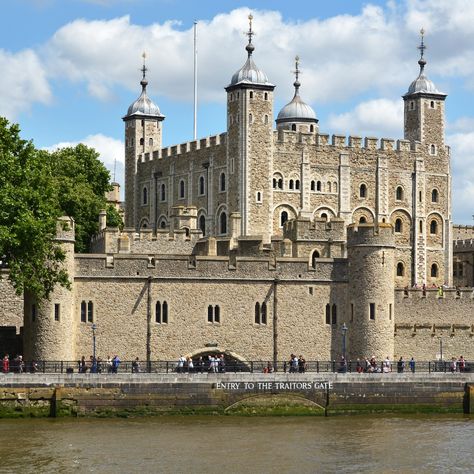 The Tower of London is a UNESCO World Heritage site associated with some of the most famous moments in British history. Here's what you need to know before you go. England History, Globe Theatre, London Itinerary, Castles In England, London Tours, Haunted Castle, Most Haunted Places, Piccadilly Circus, Trafalgar Square