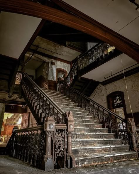 Abandoned Opera House, Abandoned Houses Interior, Abandoned Mansions Interior, Mansion Stairs, Ao Oni, Den Decor, Beautiful Ruins, Old Mansion, Old Mansions