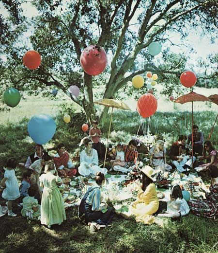 helium balloons anchored by mesh nets...umbrellas #balloon #garden #party #magical Picnic Art, Cookbook Club, Vintage Garden Party, Picnic Fashion, Cocktail Summer, Vintage Garden Parties, Summer Fling, Birthday Picnic, Deco Champetre