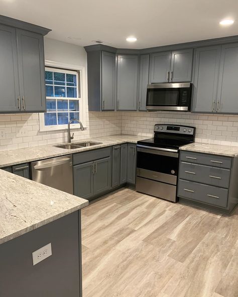 Grey Kitchen With Peninsula, Small Kitchen Gray Cabinets, Cabinets With Grey Flooring, Manufactured Home Decorating Ideas, House Interior Ideas Kitchen, Grey Flooring Kitchen, Condo Kitchen Ideas Small, Kitchen Mobile Home, Aesthetic Kitchens