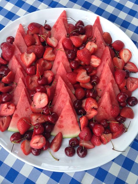 Strawberry Fruit Platter, Red Food Platter, Red Fruit Platter, Red Food Party, Dessert Picnic, Red Platter, Party Food Trays, Summer Fruit Desserts, Picnic Fruit