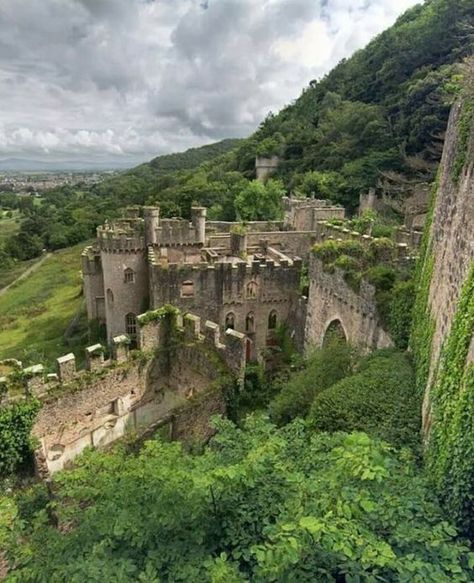 Beaux Arts Architecture, Castles In Wales, Wales Travel, Castle Aesthetic, Earth Pictures, Abandoned Castles, Castle Ruins, Fantasy Castle, Watch Tower