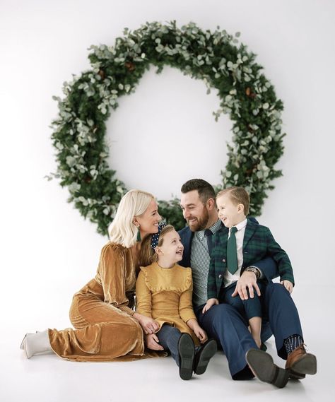 Minimalist Family Christmas Pictures, Xmas Photo Outfit Ideas, Minimalist Christmas Family Photoshoot, Giant Wreath Photoshoot, Studio Christmas Mini Sessions Outfits, Christmas Outfits Photoshoot, Studio Holiday Mini Session, Jcpenney Christmas Portraits, Christmas Photo Shoot Outfits Family