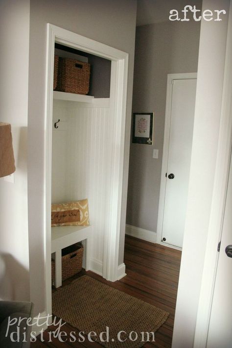 A blogger updates the closet in her hallway. First she removes the door, but then she does THIS! Mini Mudroom, Functional Mudroom, Mudroom Closet, Front Closet, Mudroom Makeover, Entry Closet, Hallway Closet, Hall Furniture, Entry Ways