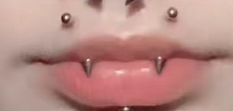 Dracula Piercing, Lip Piercing Angel Bites, Mouth Pirsing, Canine Bites Piercing Aesthetic, Fang Piercing Lip, Angel Peircings, Shark Bites Piercing Aesthetic, Heart Shaped Piercing, Vampire Fang Piercing