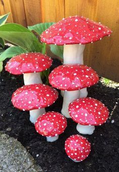 Diy Backyard Decor, Backyard Decor Ideas, Mushroom Crafts, Garden Mushrooms, Outdoor Crafts, Garden Crafts Diy, Vintage Garden Decor, Diy Yard, Garden Art Crafts