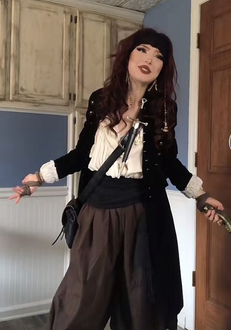 Pirate Costume Masculine, Lesbian Pirate Outfit, Pirate Outfit Women Aesthetic, Pirates Female Outfits, Gender Neutral Pirate Outfit, Captain Pirate Outfit, Ten Faire Pirate, Grunge Pirate Costume, Pirate Outfit Female Pants